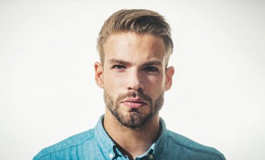 Kot gömlekli, ciddi, modaya uygun sakallı adam portresi. Günlük giysiler içinde yakışıklı bir iş adamı. Sakallı ve bıyıklı seksi erkek model. Erkekler için moda. Şık saç stili olan çekici, tıraşsız adam.