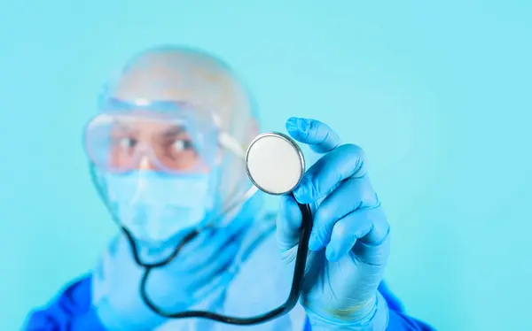Primo Piano Dei Medici Mano Nel Guanto Blu Con Stetoscopio Fotografia Stock
