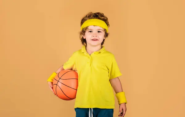 Ritratto Ragazzo Sorridente Con Pallone Basket Piccolo Giocatore Basket Shirt Foto Stock