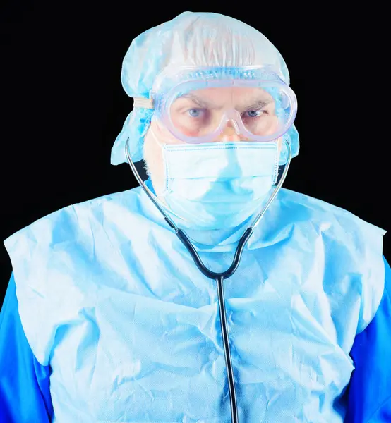 Primo Piano Ritratto Medico Serio Maschera Protettiva Occhiali Cappuccio Chirurgico Foto Stock