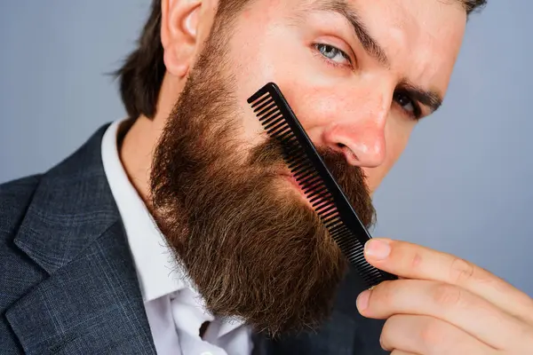 Barbiere Elegante Uomo Barbuto Abito Pettinatura Barba Con Pettine Ritratto Immagine Stock