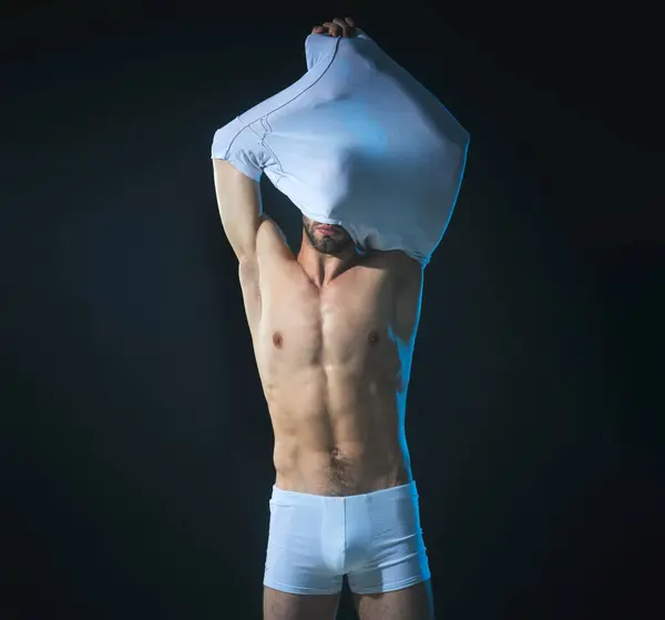 Sexig Muskulös Man Vita Underkläder Som Tar Sig Vit Shirt Royaltyfria Stockfoton