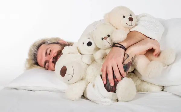 집에서 침대에 베어와 잘생긴 장난감 침대에서 잠옷에 잠자는 잘생긴 침실에서 스톡 사진
