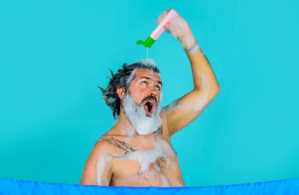 Lavar Cabeça Homem Barbudo Derramando Xampu Sua Cabeça Lava Cabelo Fotografias De Stock Royalty-Free