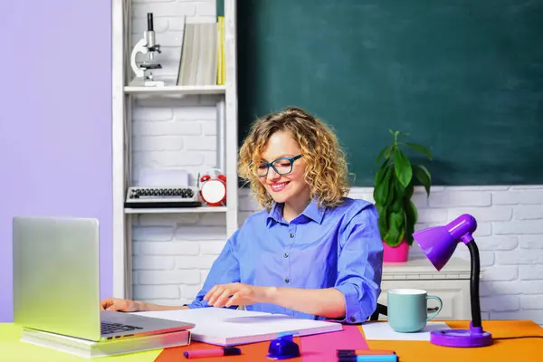 Lachende Vrouwelijke Schoolleraar Universitair Docent Werkend Met Laptop Klas Jonge Stockfoto