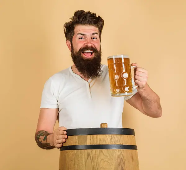 Dags För Glad Skäggig Man Provsmakning Draft Beer Pub Eller Royaltyfria Stockbilder