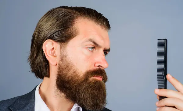 Closeup Portrait Bearded Man Comb Barbershop Barber Hairdresser Hair Comb lizenzfreie Stockfotos