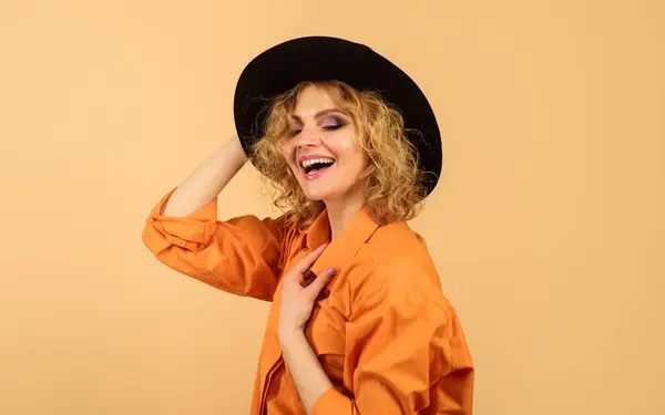 Fashion Vrouwelijk Model Met Zwarte Muts Oranje Shirt Elegante Vrouw Rechtenvrije Stockfoto's