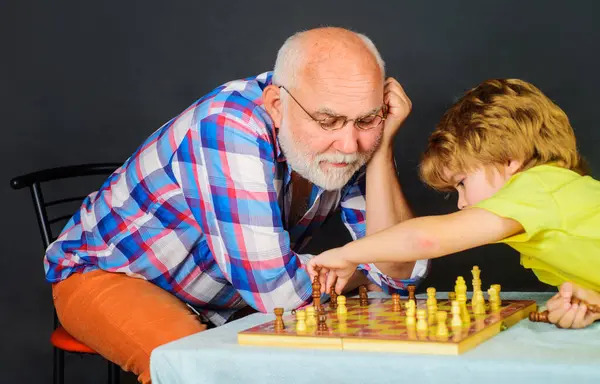 Avô Ensinar Neto Jogar Xadrez Infância Jogos Lógica Tabuleiro Criança Fotografia De Stock