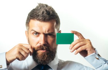 Resmi kıyafetli ciddi sakallı bir adam boş bir kartvizit gösteriyor. Kredi kartı ya da banka kartı olan kendine güvenen bir iş adamı. Reklam bankacılığı hizmetleri, kredi veya mevduat