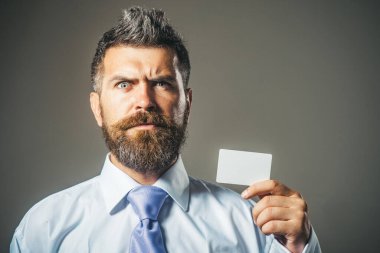 Boş kartviziti olan şaşkın sakallı adam. Yakışıklı iş adamı, finansör, kredi kartı ya da banka kartı gösteren bir bankacı. Finans, ödeme, işlem ve para - bankacılık hizmetleri