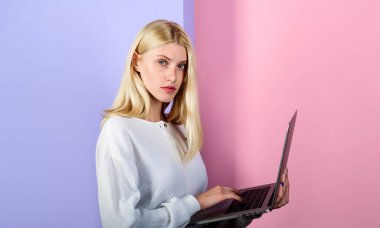 Uzaktan kumanda için dizüstü bilgisayarı olan genç bir kız öğrenci üniversite, e-bankacılık, online alışveriş, webinar. Defter üzerinde çalışan ciddi bir iş kadınının portresi