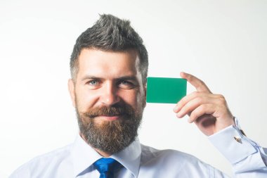 Portre başarılı bir iş adamı kredi kartı ya da banka kartı ile. Gülümseyen sakallı adam kredi kartı gösteriyor. Banka servisi, kredi, depozito. Alışveriş, e-para, online bankacılık, nakit ödeme, internet bankası