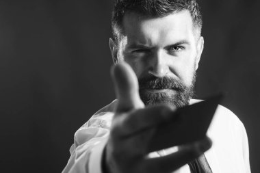 Kartvizitli sakallı iş adamı. Seçici odaklanma. Kredi kartı, banka hesabı ya da ödeme kartı gösteren ciddi bir bankacı. Banka servisi, online alışveriş, e-para, nakit ödeme. Reklam için boşluk kopyala