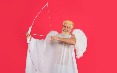 Sevgililer Günü kutlaması. Melek kanatlı sakallı adam aşk oku atıyor. Sevgililer Günü 'nde ok ve yayla melek kostümü giymiş yakışıklı bir adam. Ok ve yaylı erkek melek. Satış ve indirim.