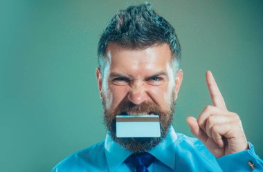 İş fikri. Kredi kartı ya da ödeme kartı olan sakallı bir adam. Bankamatik kartı olan bir iş adamı. Finans, nakit ödeme, finansal başarı. Bankacılık reklamı. Boşluğu kopyala