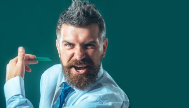 Banka servisi. Boş kartviziti olan yakışıklı sakallı adam. Kredi kartı, banka hesabı ya da ödeme kartı olan bir bankacı ya da işadamı. Çevrimiçi alışveriş, para, finans, nakit ödeme. Reklam için boşluk kopyala
