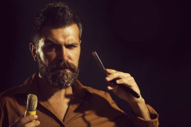 Berber dükkanı servisi. Profesyonel sakal bakımı. Düz usturalı ve tıraş fırçası olan yakışıklı sakallı adam. Berber aletleri ve ekipmanları. Profesyonel erkek berber. Berber dükkanı reklamları için yer kopyala