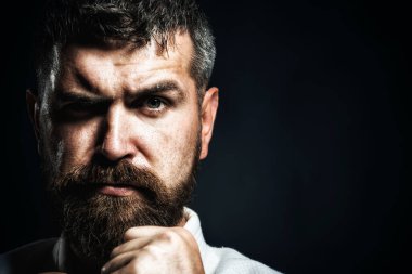 Karateci. Yumruklarını sıkmış güçlü bir karate hocasının yakın plan portresi. Karate dövüşçüsü spor salonunda yarışmaya hazırlanıyor. Ciddi karate ustası dövüş pozisyonunda. Reklam için boşluk kopyala