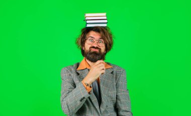 Kafasında kitaplarla gözlüklü sakallı bir adam. Başkanım. Düşünceli bir ofis çalışanı. Sakallı, takım elbiseli, defterleri ve kafası kitaplarla dolu bir adam. Kafası karışmış erkek öğretmen ya da resmi kıyafet giymiş iş adamı ve bir yığın kitap.