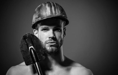 Ciddi bir sanayi işçisi ya da kürekli, kasklı bir madenci. Ağır sanayi, inşaat ve madencilik. Kürklü, kürklü, koruyucu miğferli profesyonel müteahhit. Siyah ve beyaz. Boşluğu kopyala