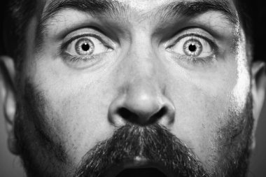 Bir adamın yüzüne yakın çekim. Erkek madenci, inşaatçı, mimar, müteahhit ya da koruyucu kasklı mühendis portresi. Tamirci, endüstriyel ya da inşaat işçisi. Siyah ve beyaz