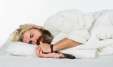 İyi uykular. Yatakta yumuşak battaniyenin altında rahat bir yastığın üzerinde uyuyan sakallı adam. Dinlenme ve kestirme zamanı. Yatak odasında gözleri kapalı, pijamalı yakışıklı bir adam dinleniyor. Mutlu uyudum.