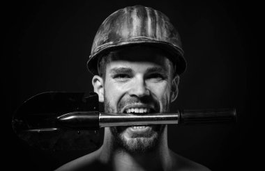 Profesyonel müteahhit ya da kürekli koruyucu kasklı madencinin yakın plan portresi. Madencilik, inşaat ve ağır sanayi. Ciddi bir sanayi işçisi, kasketli ve kürekli. Siyah ve beyaz