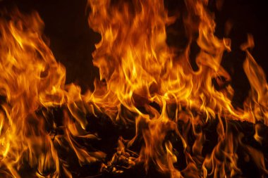 Yangın arka plan kıvılcımları. Soyut koyu alevler arka planı. Alevlerin arka planı alevler içinde. Fotokopi alevi arka planında. Yanan ateş konsepti