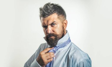 Bıyıklı, sakallı, kravatını düzelten seksi bir adam. Kravat bağlayan şık gömlekli sakallı bir iş adamı. Yakışıklı başarılı iş adamı şirket toplantısına hazırlanıyor.