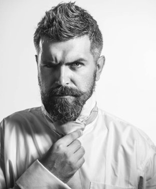 Şık bir işadamı işe hazırlanıyor. Ciddi bir iş adamı şirket toplantısına hazırlanıyor. Damat düğün töreni için hazırlanıyor. Şık gömlekli sakallı adam kravat takıyor. Siyah ve beyaz