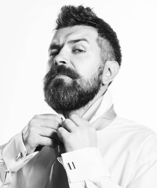 Şık bir işadamı işe hazırlanıyor. İş gününün başlangıcı. İş adamı şirket toplantısına hazırlanıyor. Damat düğüne hazırlanıyor. Sakallı adam gömleğine düğme takıyor. Siyah ve beyaz