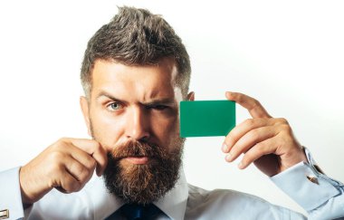 Resmi kıyafetleri olan, kredi kartı olan yakışıklı bir iş adamı. Banka servisi. Finans, nakit ödeme. Ciddi bir bankacı, girişimci ya da kartvizit gösteren bir finansör. Ticari marka