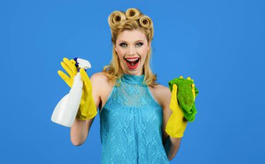 Büyük temizlik zamanı. Paçavra ve temizlik spreyli mutlu ev kadınları. Gülümseyen poster kadını ev işi için hazır. Bahar temizliği. Lastik eldivenli güzel kız temizlemeye hazır. Temizlik servisi