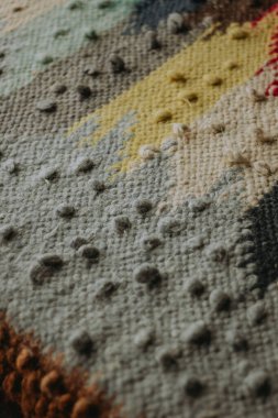 Geleneksel el yapımı renkli örülü Hutsul halısı. Doğal lifler ve halk örnekleri Ukrayna kültür mirası ve zanaatkarlığı yansıtıyor.