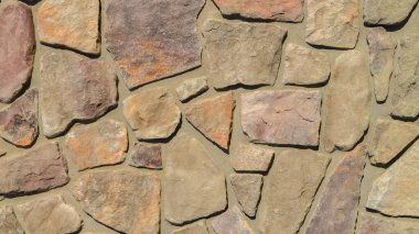 Sarı taş duvar desenli arka plan. Sert ve kaba taş duvar kâğıdı. Düz mimari duvarlar