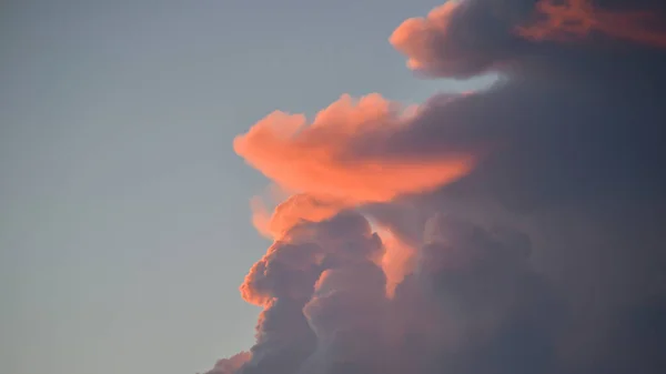 Pomarańczowy Kolorowy Zachód Słońca Tle Chmur Burzowych Puffy Skumulowane Chmury — Zdjęcie stockowe