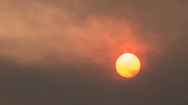 Röd Sol Gömd Rök Från Skogsbränder Tjocka Rökiga Luftföroreningar Och — Stockfoto