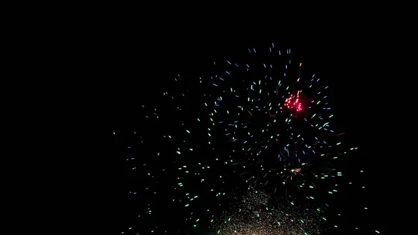 Tűzijáték Éjszakai Égen Fekete Háttér Színes Tűzijáték Kitörések Esemény Ünneplés — Stock Fotó