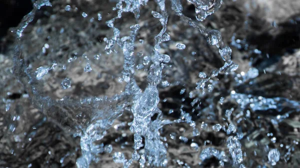 Damlacıkları Akan Bir Deresi Makrografisinde Sıçratıyor Temiz Mavi Sıçraması Taze — Stok fotoğraf