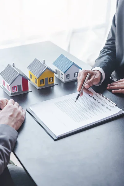 부동산 허가증 고객은 부동산 중개업자 구입이나 계약에 조항을 문서에 서명한다 — 스톡 사진