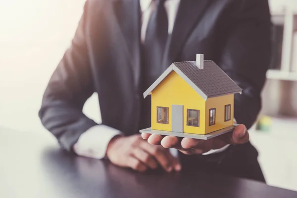 Home Sales Home Rental Real Estate Concept Handen Van Makelaar — Stockfoto