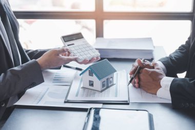 Finans ve gayrimenkul yatırım kavramı, İş adamı ortağı, yatırımcı meslektaşlarıyla finans grafiği analitik verileri ile yeni yatırım planını tartışan iş finans yatırım yatırım planını sunar