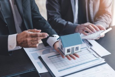Finans ve gayrimenkul yatırım kavramı, İş adamı ortağı, yatırımcı meslektaşlarıyla finans grafiği analitik verileri ile yeni yatırım planını tartışan iş finans yatırım yatırım planını sunar