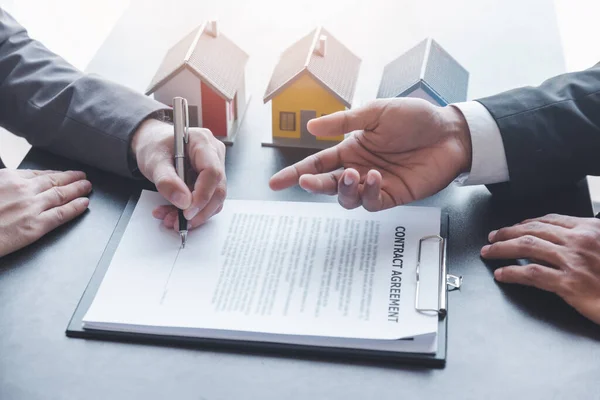 부동산 허가증 고객은 부동산 중개업자 구입이나 계약에 조항을 문서에 서명한다 — 스톡 사진