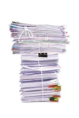 Beyaz arkaplanda izole edilmiş iş belgelerinin yığını