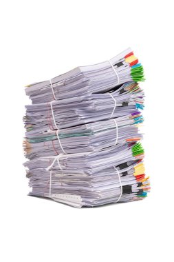 Beyaz arkaplanda izole edilmiş iş belgelerinin yığını