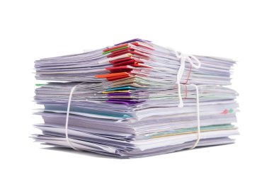 Beyaz arkaplanda izole edilmiş iş belgelerinin yığını