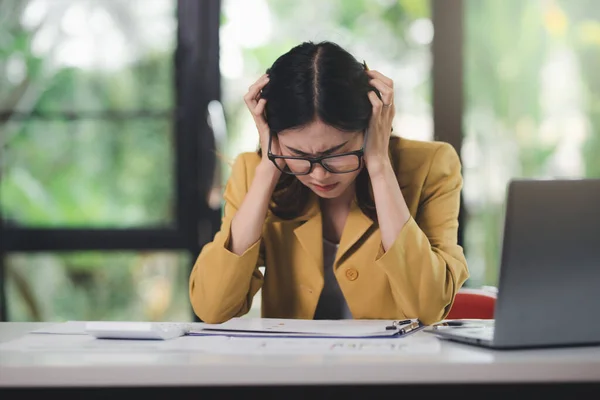 Begreppet Kontorskvinna Arbetar Affärskvinna Känner Sig Stressad Efter Att Arbetat Stockbild
