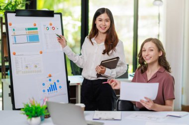 İş kadını çalışma kavramı, iş kadını gülümsemesi, iş yerindeki bilgisayarını kullanarak belge ve iş yatırımı grafik verilerini analiz ederek yatırım planı üzerinde çalışırken gülümsemesi..